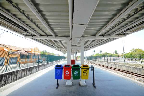 Lixeiras seletivas viabilizam coleta adequada de lixo nas estações.